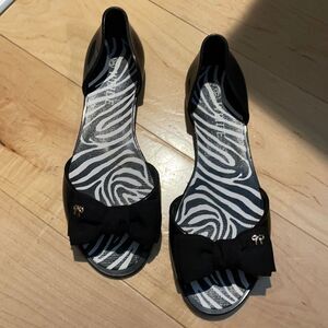 Black sandals with fabric bow
